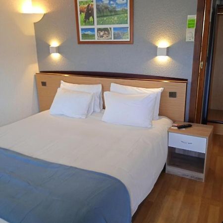 Hotel Restaurant Campanile Aurillac Buitenkant foto