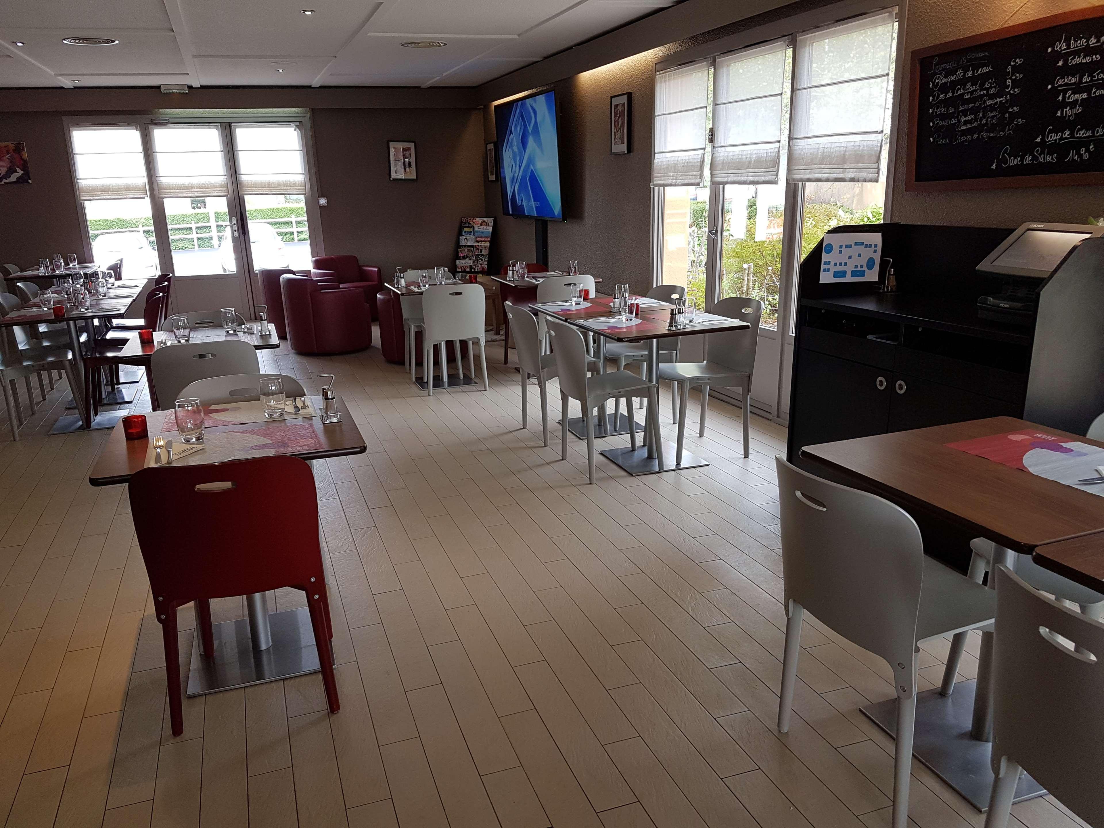 Hotel Restaurant Campanile Aurillac Buitenkant foto