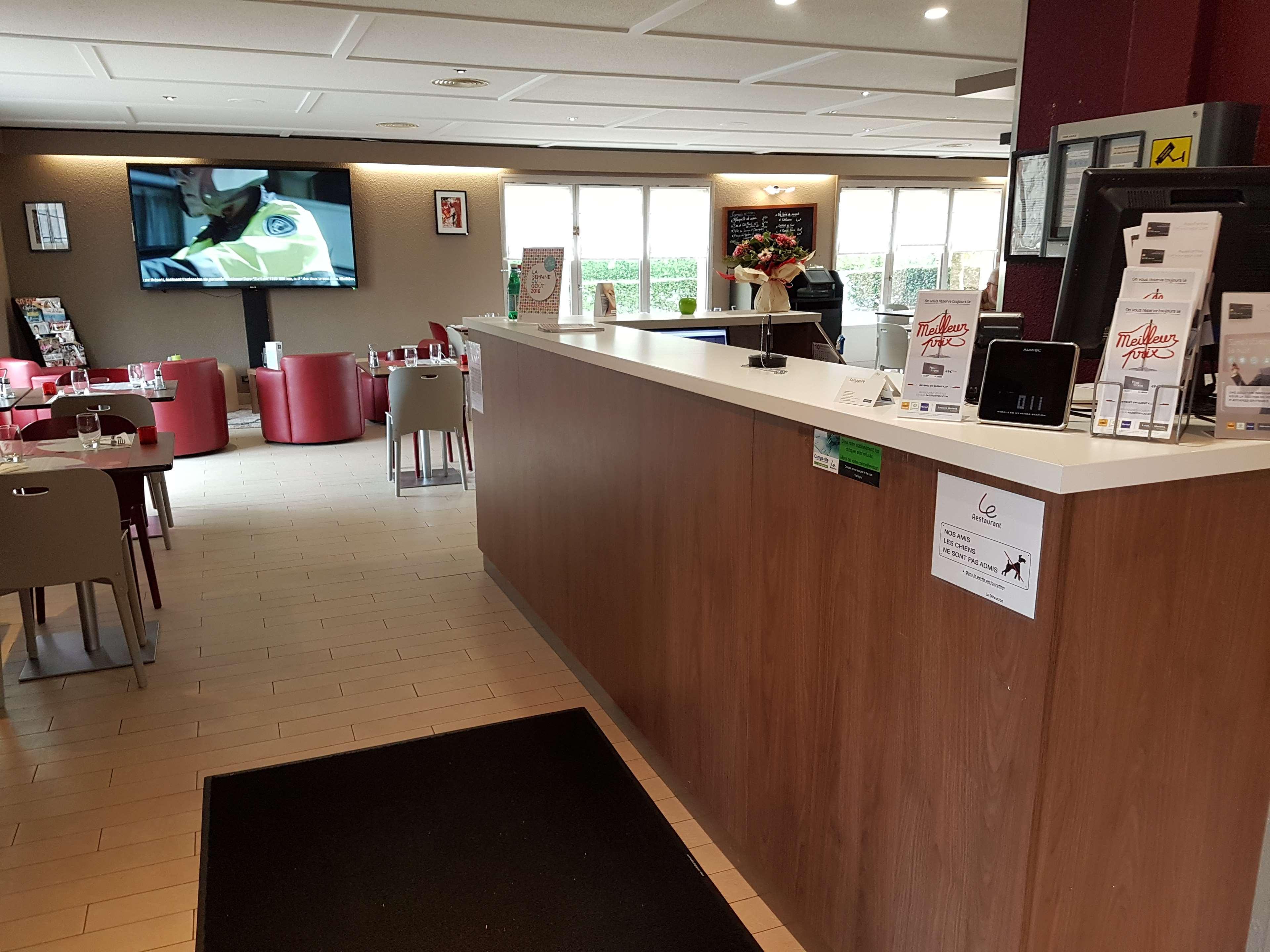 Hotel Restaurant Campanile Aurillac Buitenkant foto
